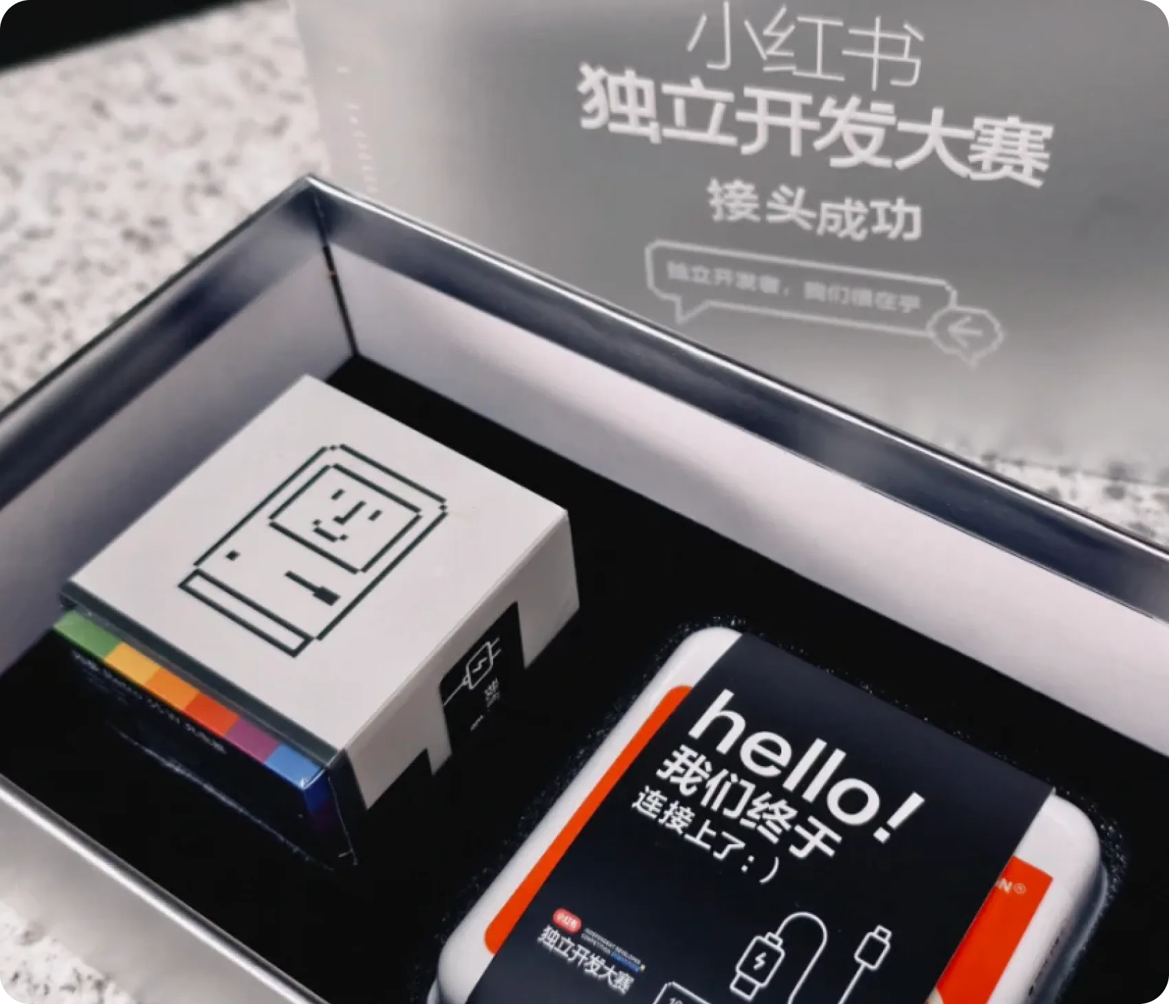 小红书独立开发大赛礼盒内的 CANDYSIGN 联名贴贴线与开发者主题包装