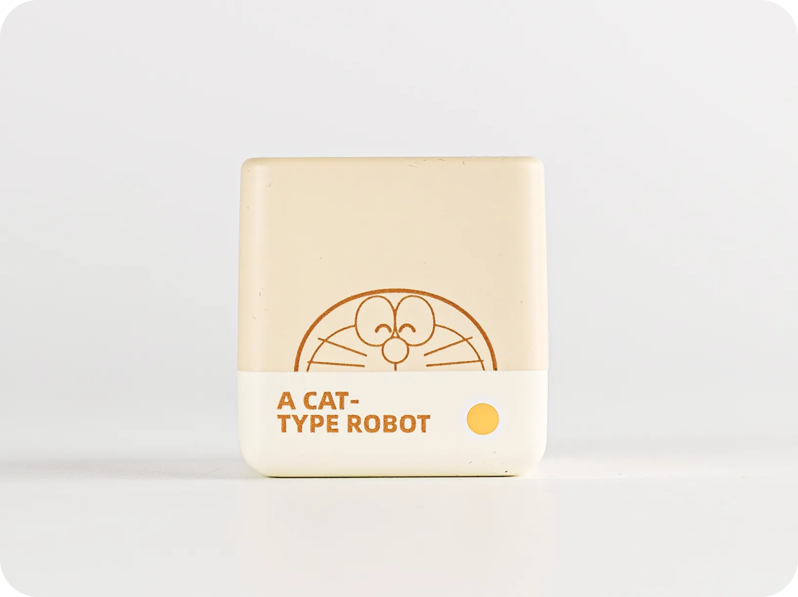 印有哆啦A梦图案与 A CAT-TYPE ROBOT 字样的 CANDYSIGN 联名充电器